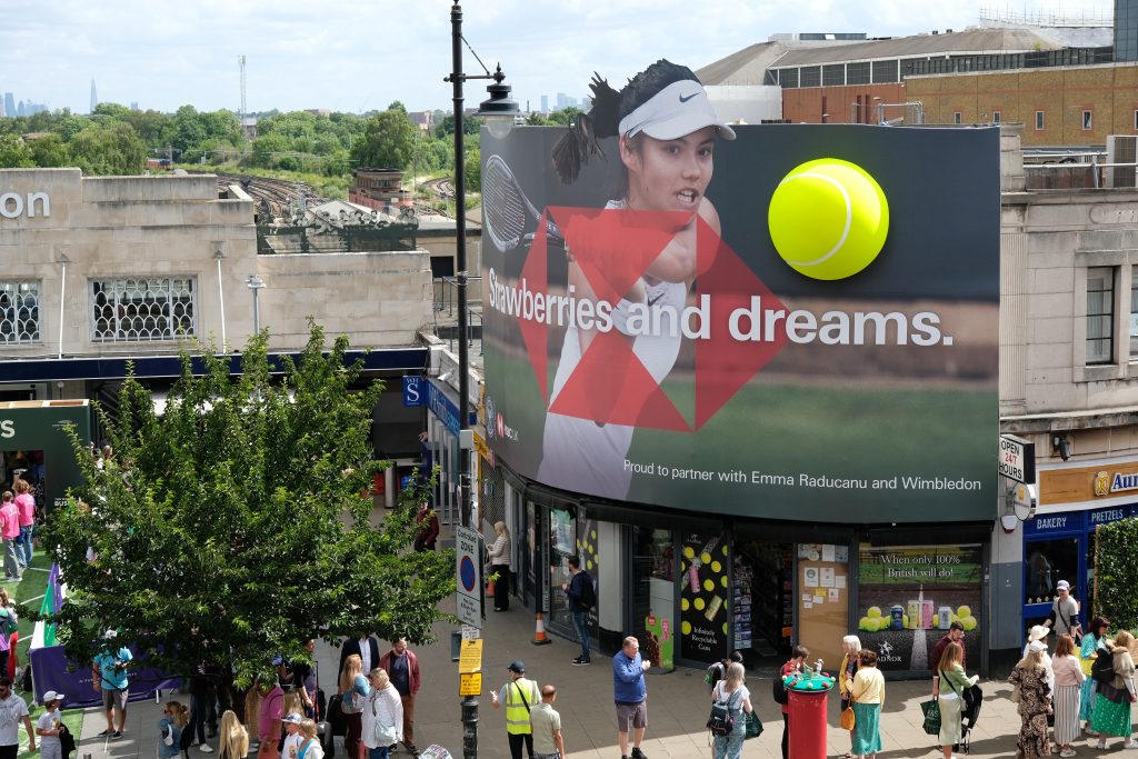 Large-scale 3D advertising display for innovative OOH branding